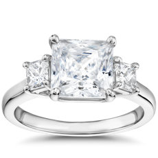Anillo de compromiso de tres piedras con diamantes de talla princesa The Gallery Collection™ en platino (3/8 qt. total)